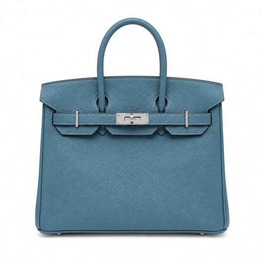 Découvrez VÉRA AZURA, le sac cabas bleu iconique signé Lana Paris. Élégance intemporelle, grand format pratique et allure luxe au quotidien.