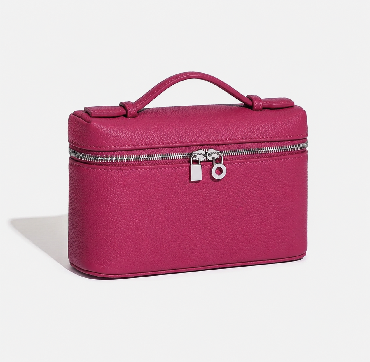 Sac ALMA FUCHSIA en cuir grainé rose fuchsia, vue trois quarts avec finitions argentées - LANA PARIS