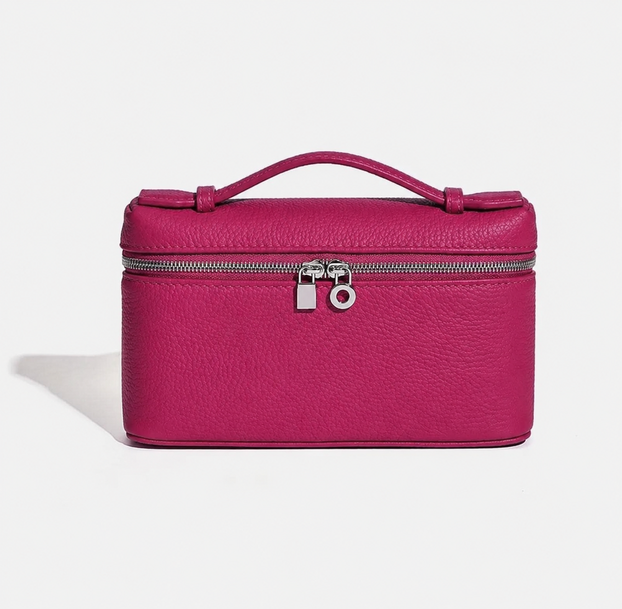 Sac ALMA FUCHSIA en cuir grainé rose fuchsia, vue de face sans bandoulière, finitions argentées - LANA PARIS