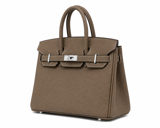 Sac VÉRA MILANO taupe vue 3/4 en cuir grainé premium avec détails argentés