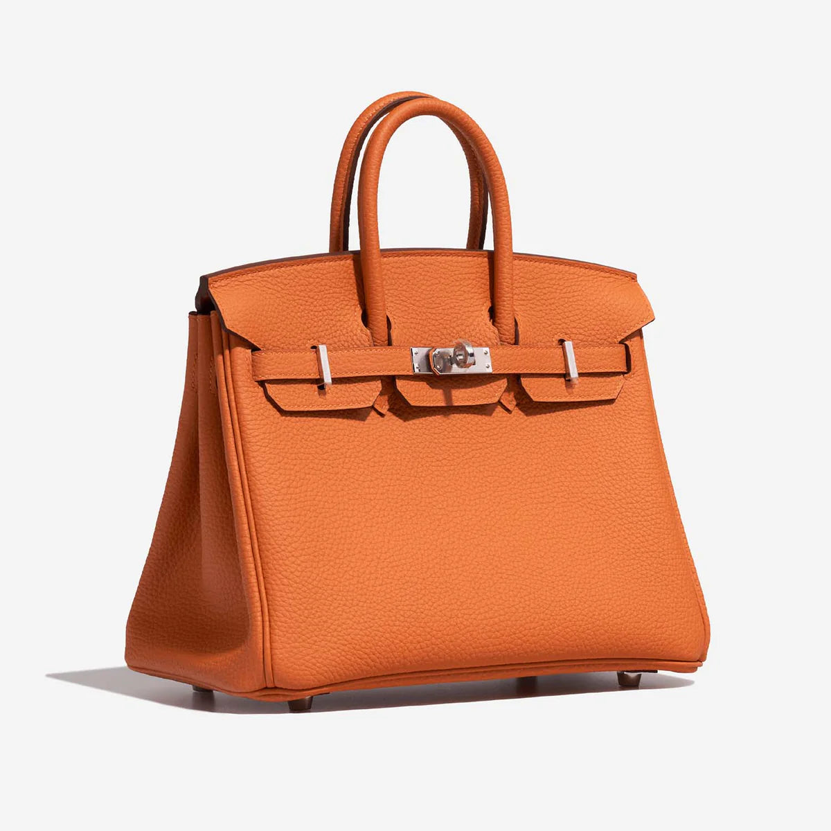Sac VÉRA Toscana orange vue trois quarts en cuir grainé avec détails argentés – Lana Paris